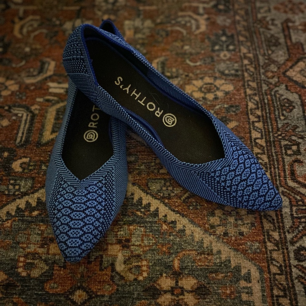 Rothy’s flats pointed toe. Like new. Size 9.